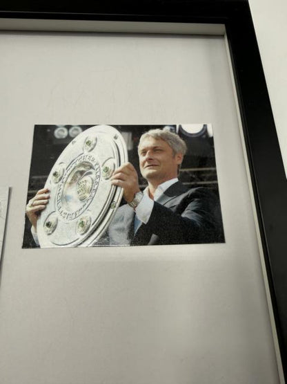 Kapitänsbinde Armin Veh signiert im Rahmen VfB Stuttgart Autogramm