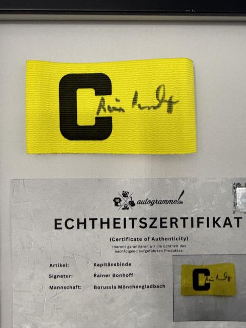 Kapitänsbinde Rainer Bonhoff signiert im Rahmen Borussia Mönchengladbach Autogramm