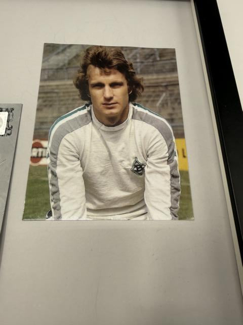 Kapitänsbinde Rainer Bonhoff signiert im Rahmen Borussia Mönchengladbach Autogramm