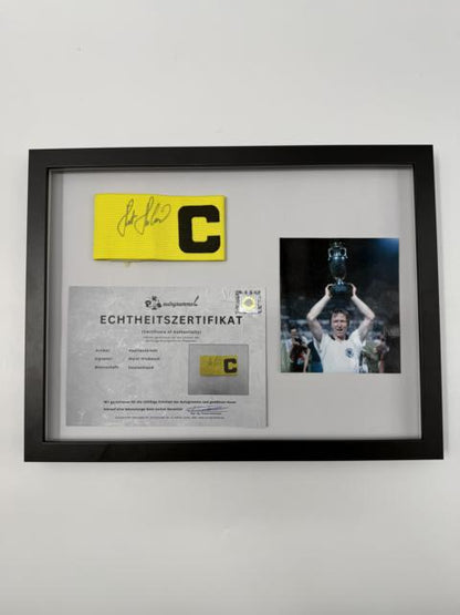 Kapitänsbinde Horst Hrubesch signiert im Rahmen Deutschland Autogramm COA