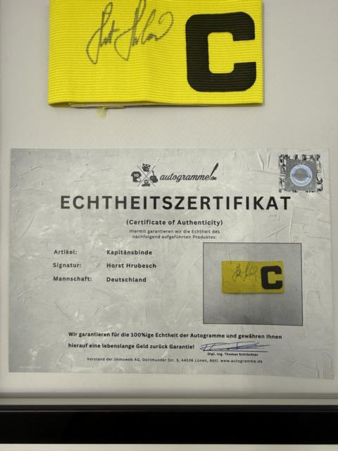 Kapitänsbinde Horst Hrubesch signiert im Rahmen Deutschland Autogramm COA