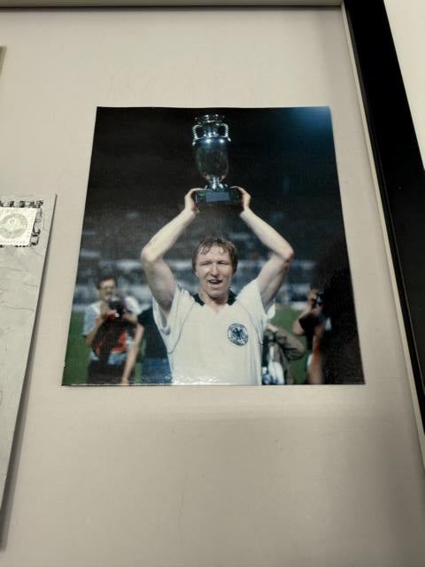 Kapitänsbinde Horst Hrubesch signiert im Rahmen Deutschland Autogramm COA