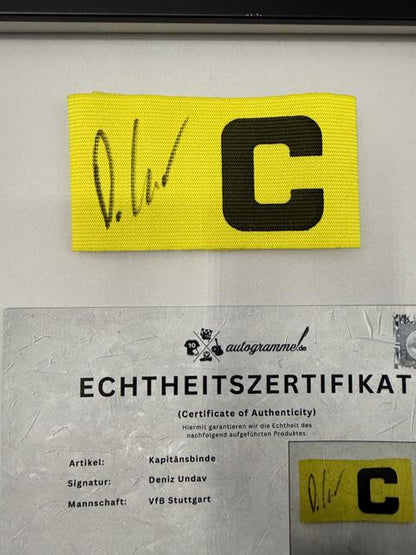 Kapitänsbinde Deniz Undav signiert im Rahmen VFB Stuttgart Fußball Autogramm