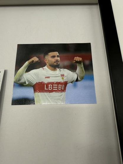 Kapitänsbinde Deniz Undav signiert im Rahmen VFB Stuttgart Fußball Autogramm