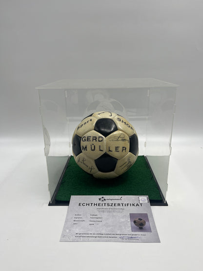 Fußball Teamsigniert 1974 in Vitrine DFB Autogramm COA Ball Gerd Müller