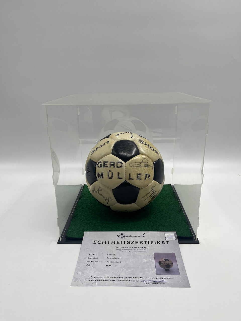 Fußball Teamsigniert 1974 in Vitrine DFB Autogramm COA Ball Gerd Müller