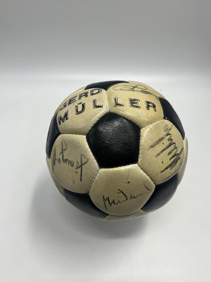 Fußball Teamsigniert 1974 in Vitrine DFB Autogramm COA Ball Gerd Müller