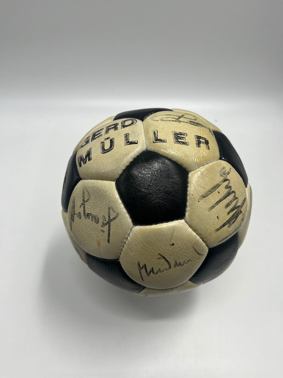 Fußball Teamsigniert 1974 in Vitrine DFB Autogramm COA Ball Gerd Müller