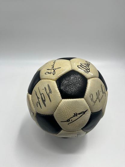 Fußball Teamsigniert 1974 in Vitrine DFB Autogramm COA Ball Gerd Müller