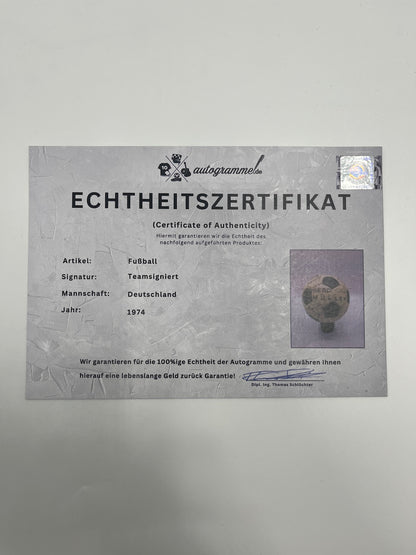 Fußball Teamsigniert 1974 in Vitrine DFB Autogramm COA Ball Gerd Müller