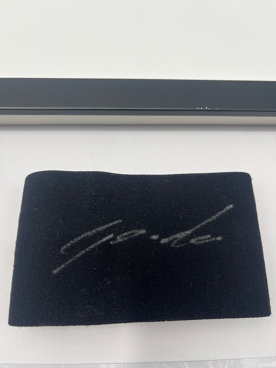 Kapitänsbinde Lois Openda signiert im Rahmen Belgien Autogramm COA