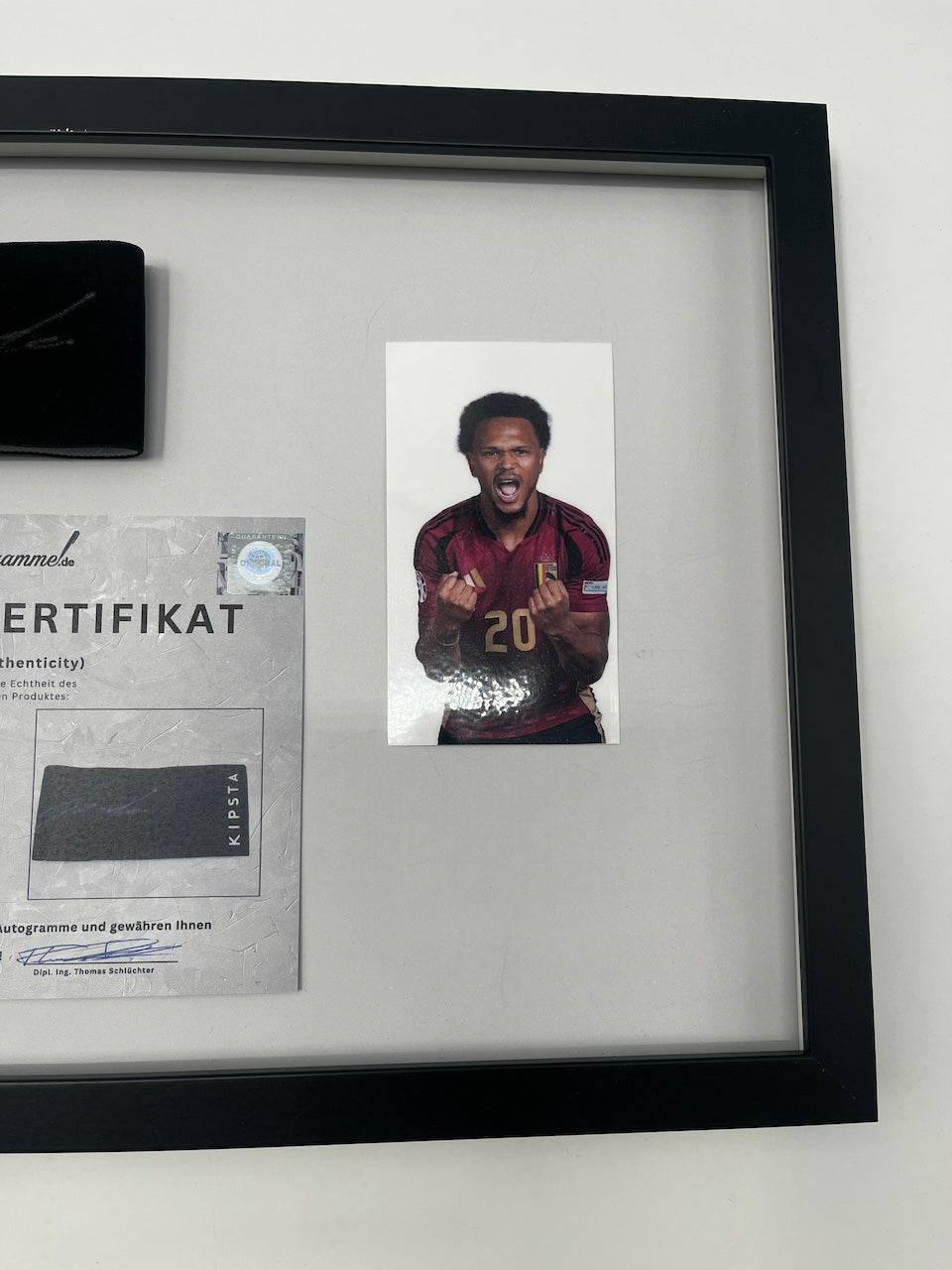 Kapitänsbinde Lois Openda signiert im Rahmen Belgien Autogramm COA