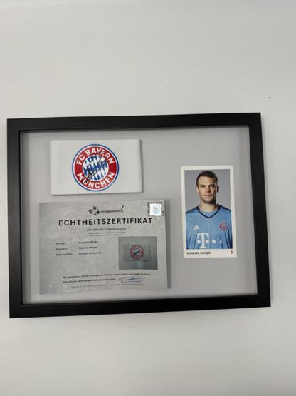 Kapitänsbinde Manuel Neuer signiert im Rahmen Bayern München Fußball Autogramm