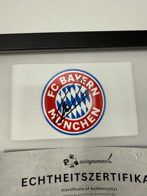 Kapitänsbinde Manuel Neuer signiert im Rahmen Bayern München Fußball Autogramm