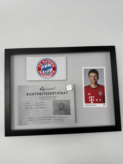 Kapitänsbinde Thomas Müller signiert im Rahmen Bayern München Autogramm