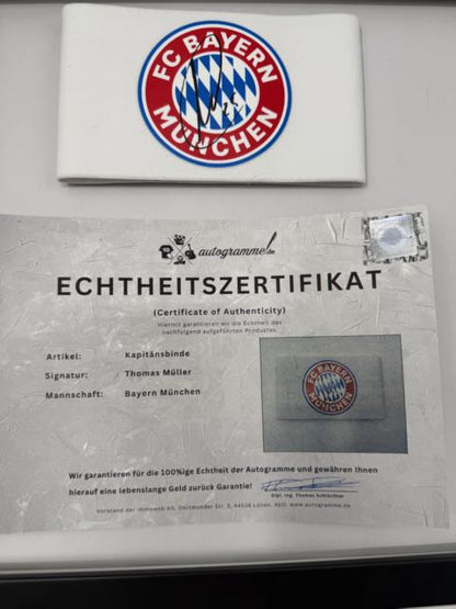 Kapitänsbinde Thomas Müller signiert im Rahmen Bayern München Autogramm