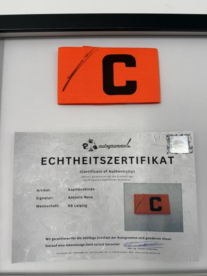 Kapitänsbinde Antonio Nusa signiert im Rahmen RB Leipzig Autogramm