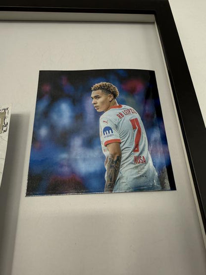 Kapitänsbinde Antonio Nusa signiert im Rahmen RB Leipzig Autogramm