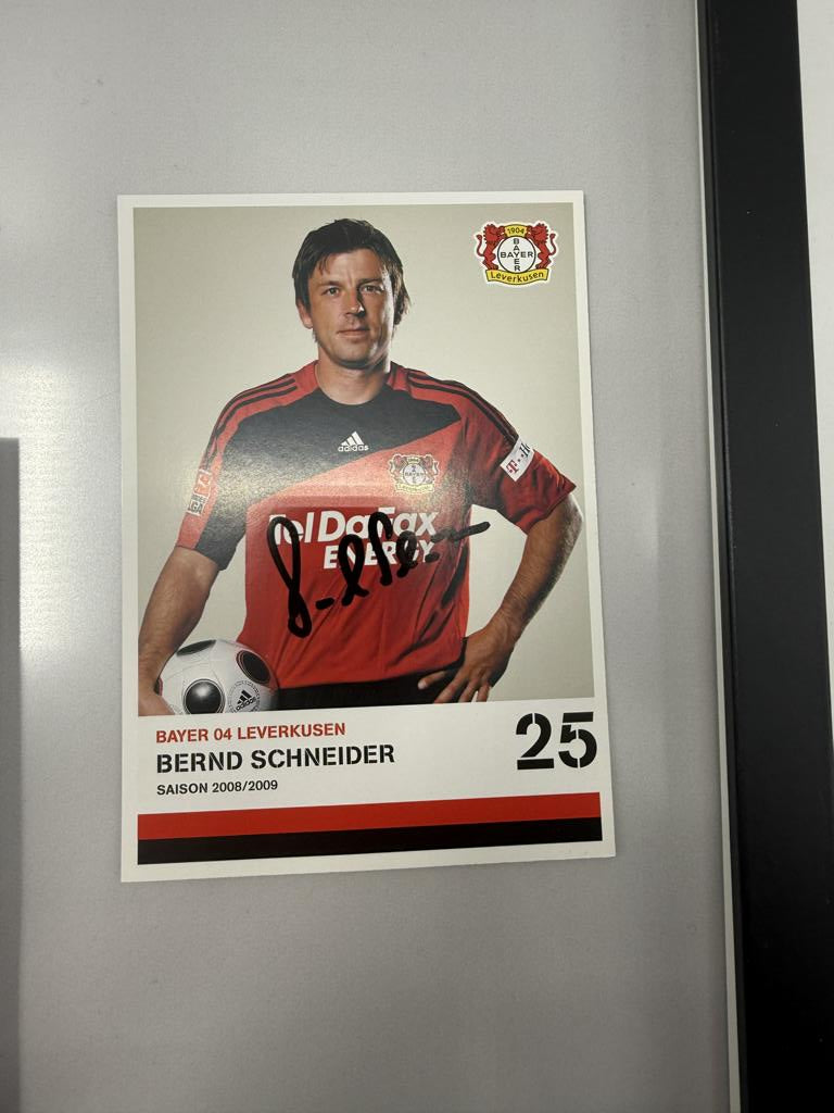 Kapitänsbinde Bernd Schneider signiert im Rahmen Bayer Leverkusen Autogramm
