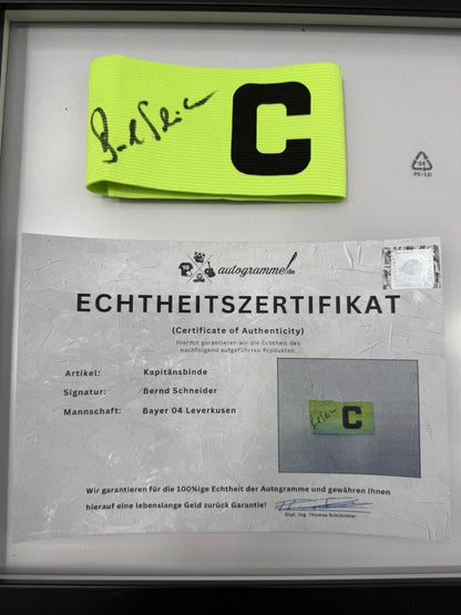 Kapitänsbinde Bernd Schneider signiert im Rahmen Bayer Leverkusen Autogramm