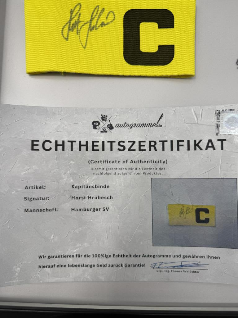 Kapitänsbinde Horst Hrubesch signiert im Rahmen Hamburger SV Autogramm COA
