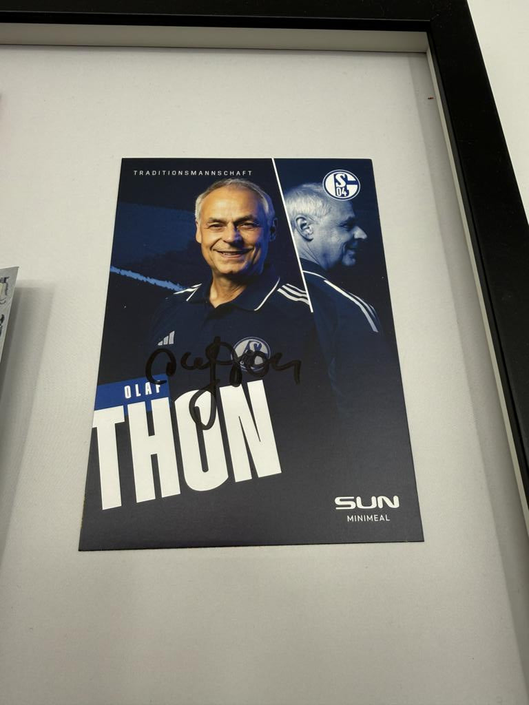Kapitänsbinde Olaf Thon signiert im Rahmen Schalke 04 COA