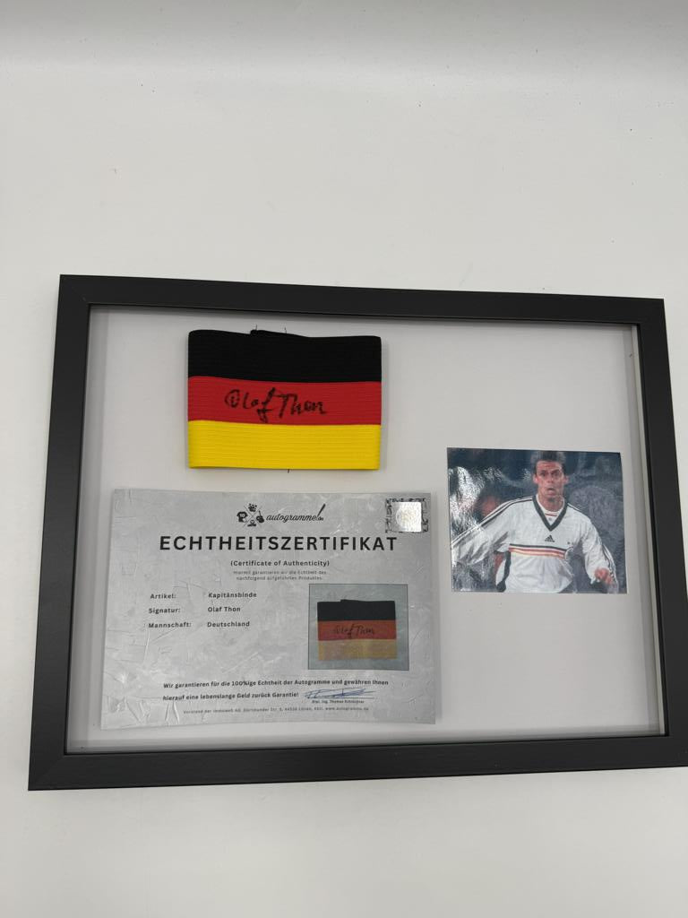 Kapitänsbinde Olaf Thon signiert im Rahmen Deutschland DFB
