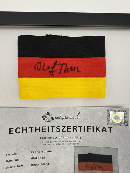 Kapitänsbinde Olaf Thon signiert im Rahmen Deutschland DFB
