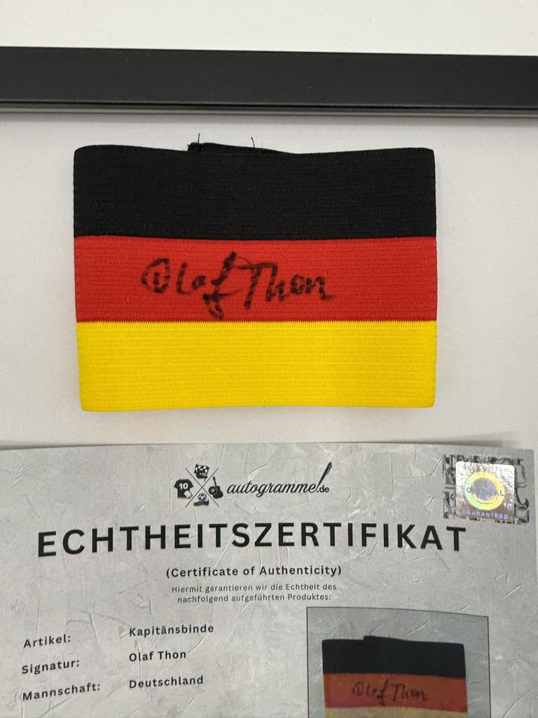 Kapitänsbinde Olaf Thon signiert im Rahmen Deutschland DFB