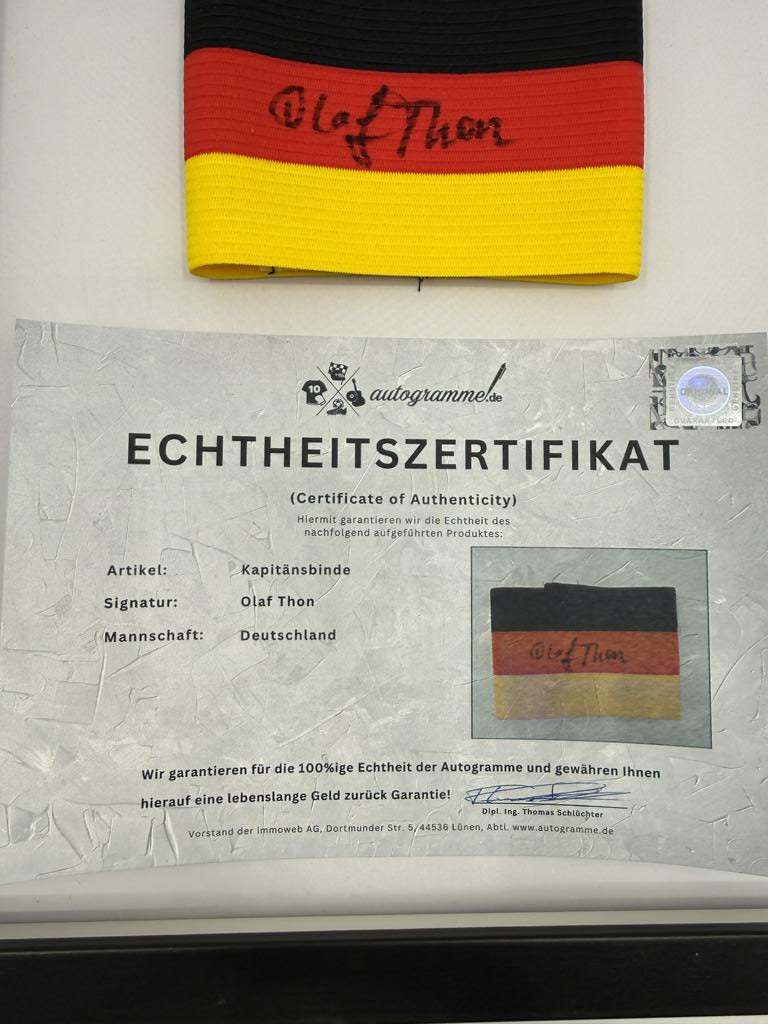 Kapitänsbinde Olaf Thon signiert im Rahmen Deutschland DFB