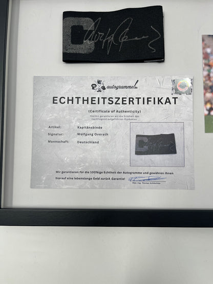 Kapitänsbinde Wolfgang Overath signiert im Rahmen Köln Autogramm