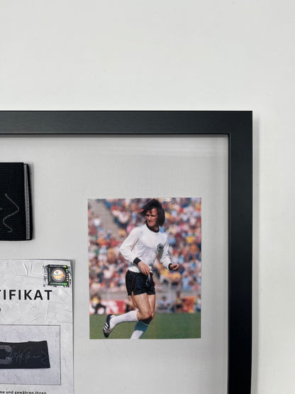 Kapitänsbinde Wolfgang Overath signiert im Rahmen Köln Autogramm