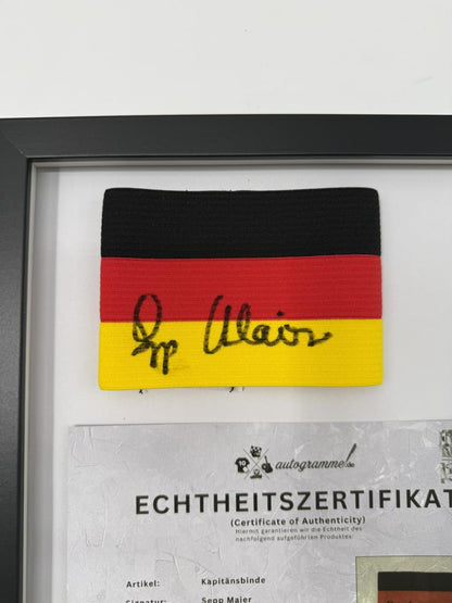 Kapitänsbinde Sepp Maier signiert im Rahmen Bayern München Fußball COA