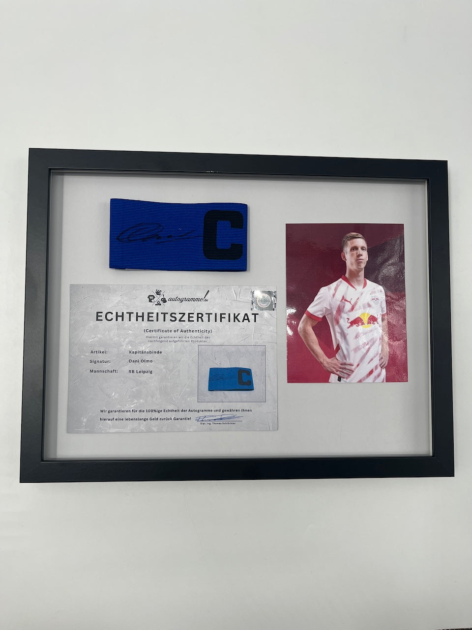 Kapitänsbinde Dani Olmo signiert im Rahmen RB Leipzig Autogramm