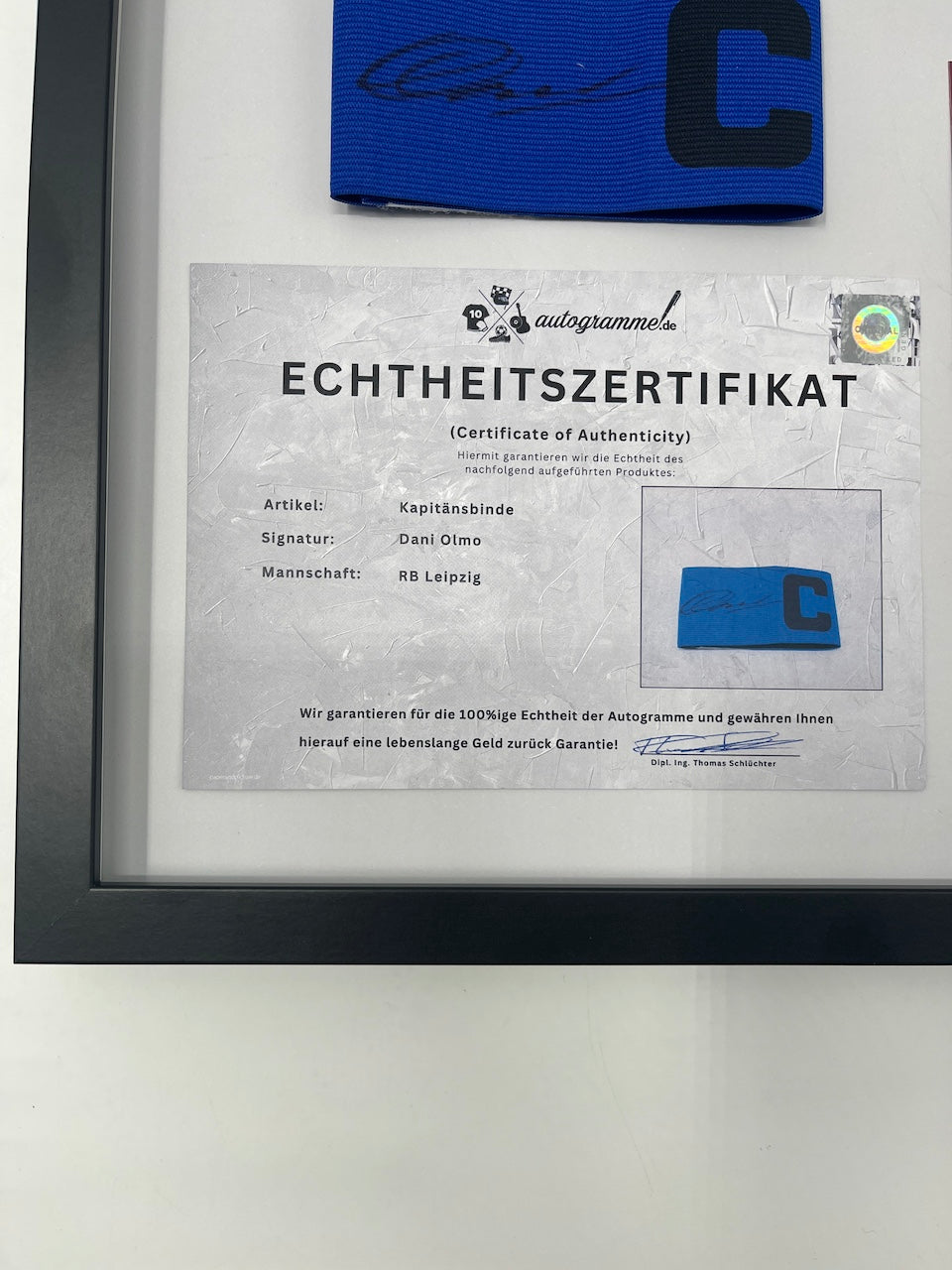 Kapitänsbinde Dani Olmo signiert im Rahmen RB Leipzig Autogramm