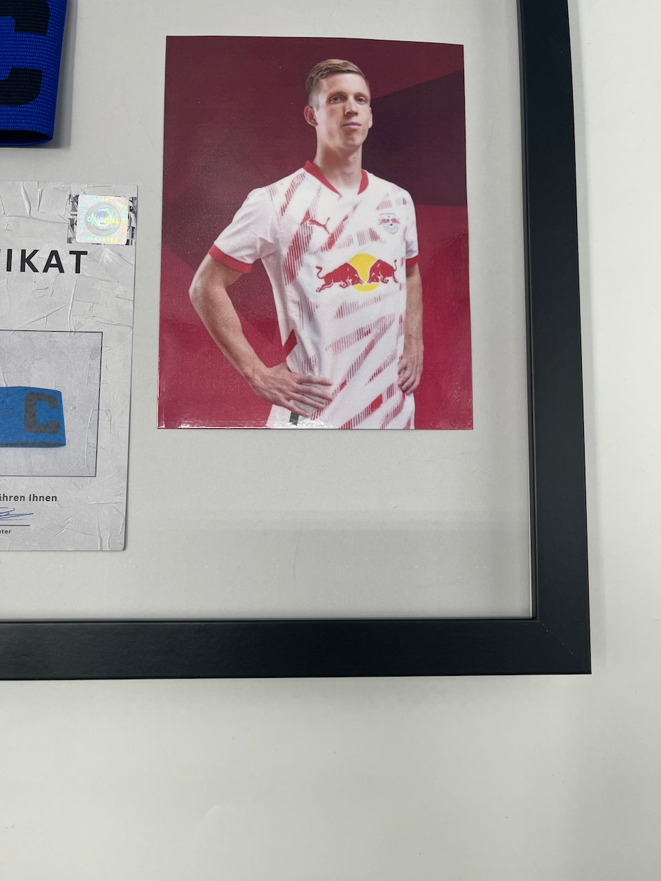 Kapitänsbinde Dani Olmo signiert im Rahmen RB Leipzig Autogramm