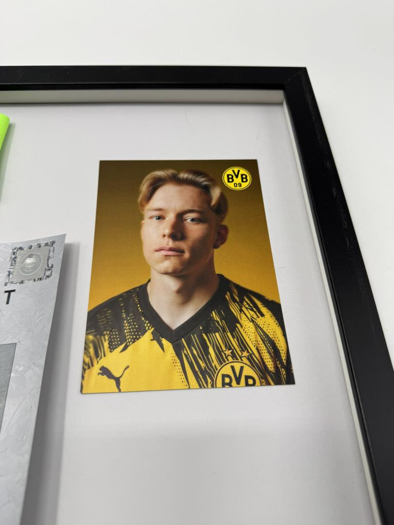 Kapitänsbinde Daniel Svensson signiert im Rahmen Borussia Dortmund COA
