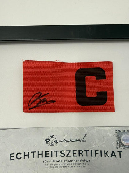 Kapitänsbinde Daniel Svensson signiert im Rahmen Borussia Dortmund COA