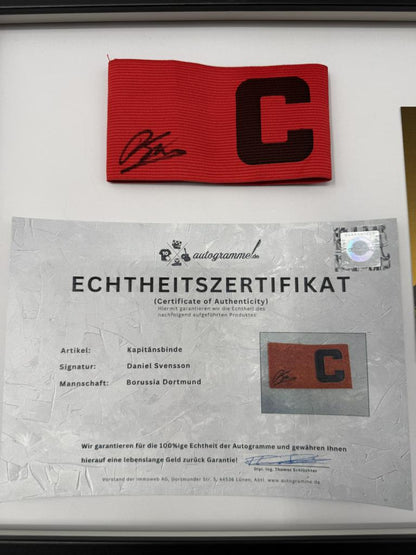 Kapitänsbinde Daniel Svensson signiert im Rahmen Borussia Dortmund COA