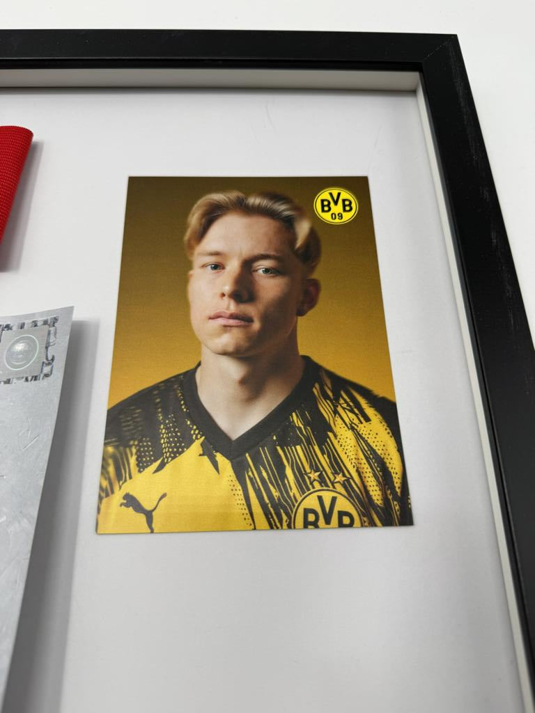Kapitänsbinde Daniel Svensson signiert im Rahmen Borussia Dortmund COA