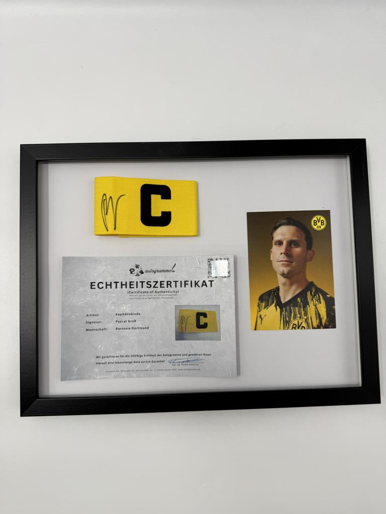 Kapitänsbinde Pascal Groß signiert im Rahmen Borussia Dortmund COA