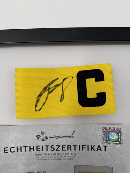 Kapitänsbinde Felix Nmecha signiert im Rahmen Borussia Dortmund COA