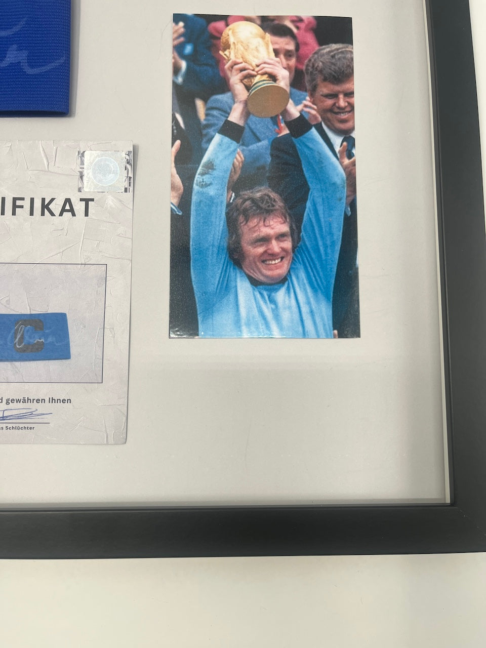 Kapitänsbinde Sepp Maier signiert im Rahmen DFB Fußball Autogramm
