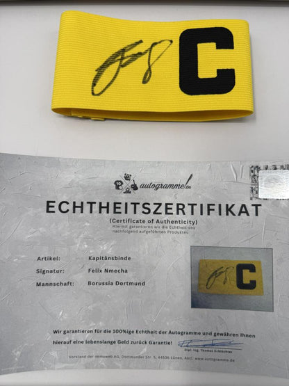 Kapitänsbinde Felix Nmecha signiert im Rahmen Borussia Dortmund COA