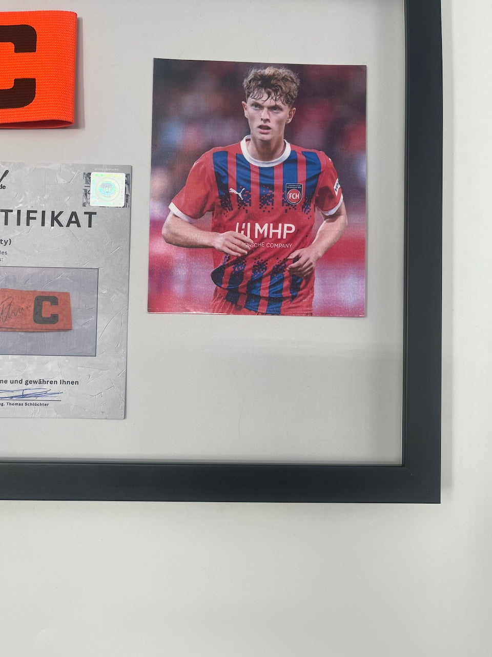 Kapitänsbinde Paul Wanner signiert im Rahmen Heidenheim Autogramm