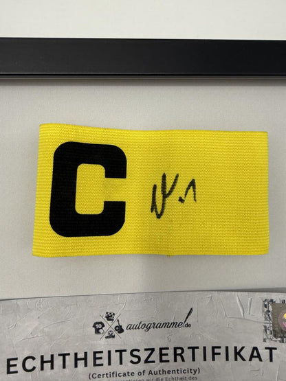 Kapitänsbinde Carney Chukwuemeka signiert im Rahmen Borussia Dortmund Autogramm