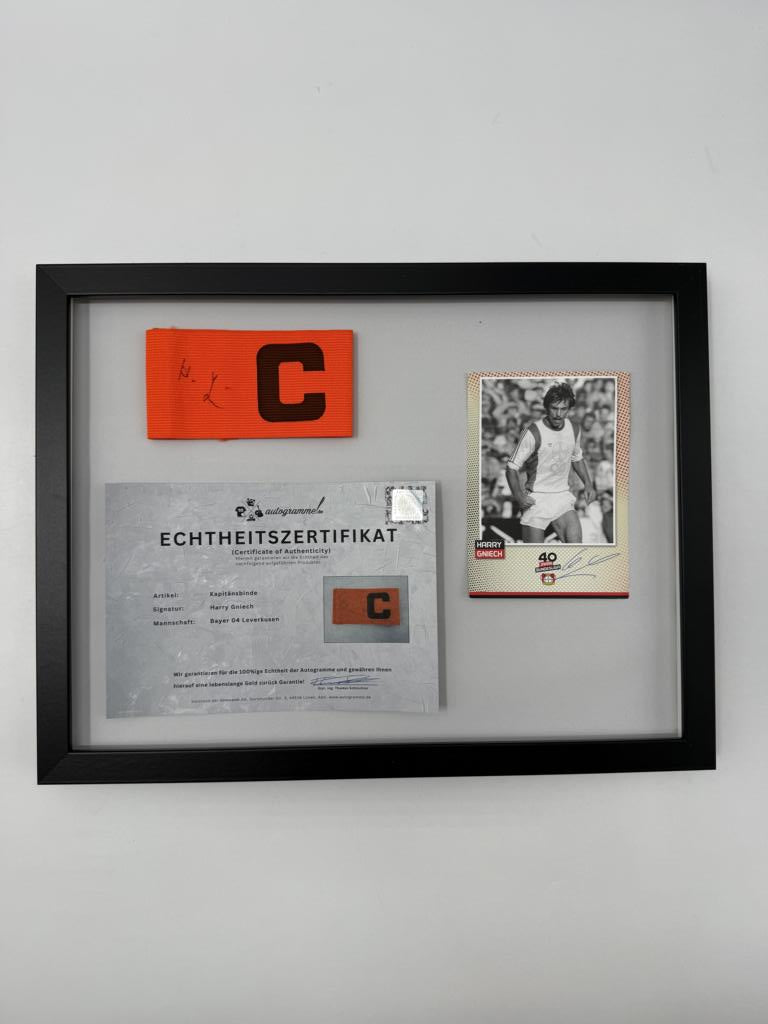 Kapitänsbinde Harry Gniech signiert im Rahmen Bayer Leverkusen Autogramm