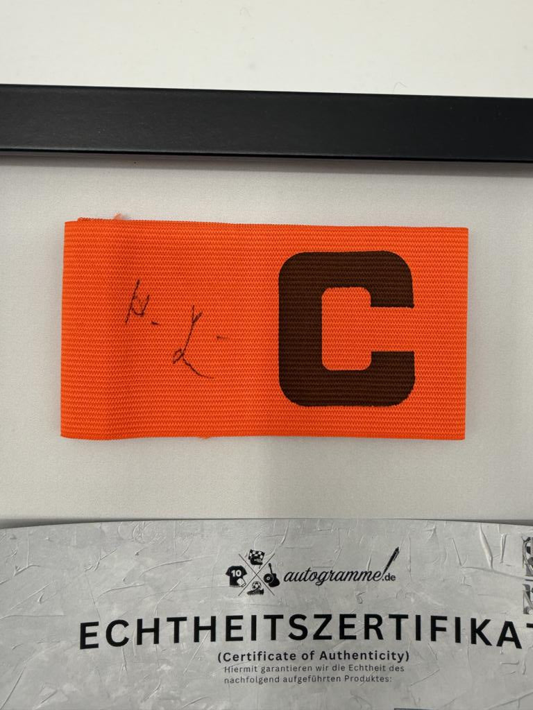 Kapitänsbinde Harry Gniech signiert im Rahmen Bayer Leverkusen Autogramm