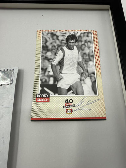 Kapitänsbinde Harry Gniech signiert im Rahmen Bayer Leverkusen Autogramm