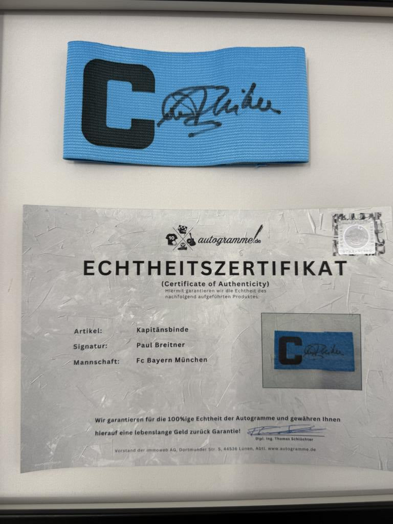 Kapitänsbinde Paul Breitner signiert im Rahmen Bayern München Fußball Autogramm